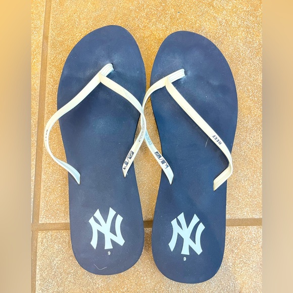 Yankees Reed sandals, size 9, navy, worn twice. Runs small. - Picture 1 of 4